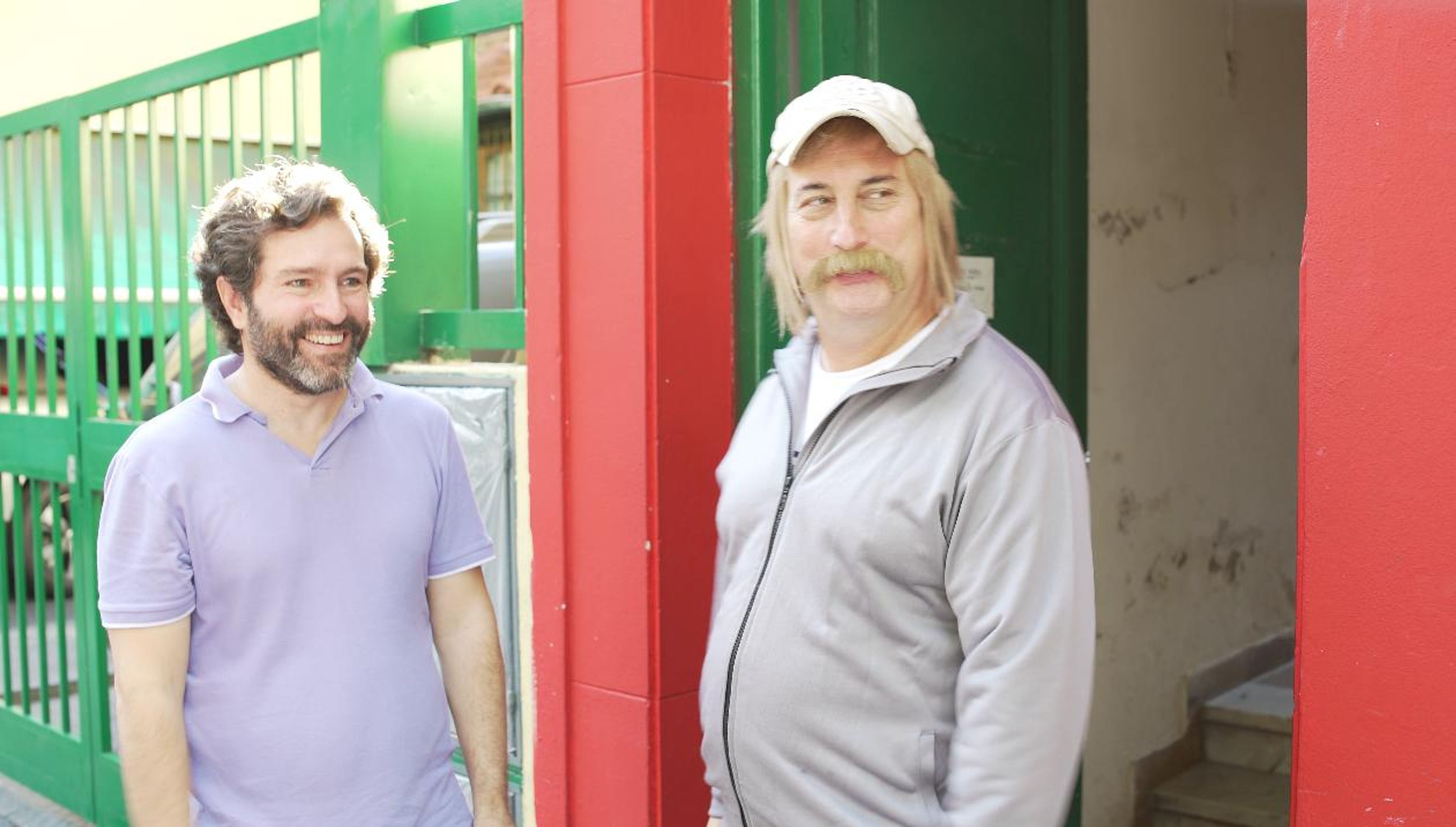 Juan Cruz Varela y Luis Rubio en el rodaje de Eber Ludueña, el último lateral analógico (2023)