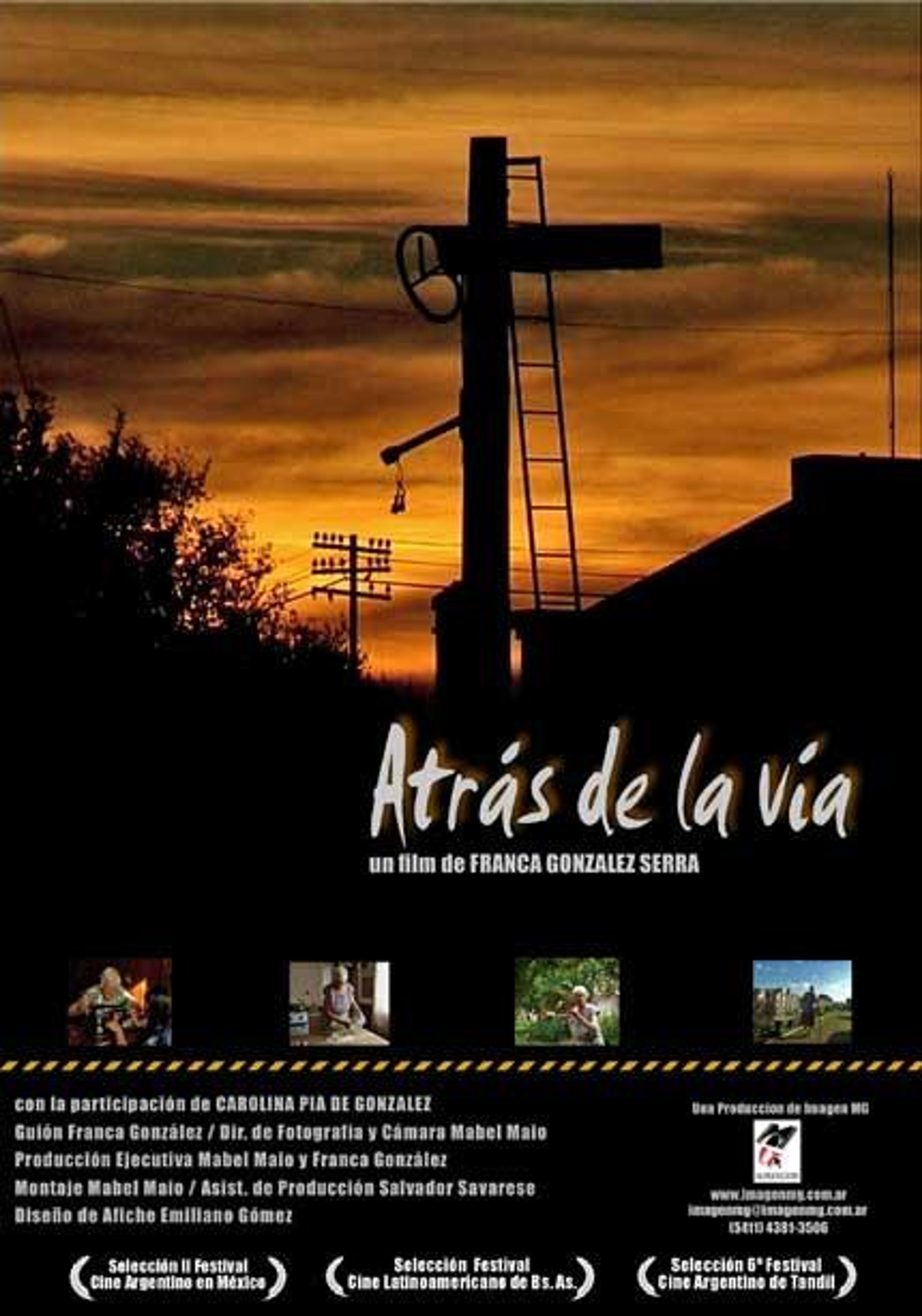 Atrás de la vía